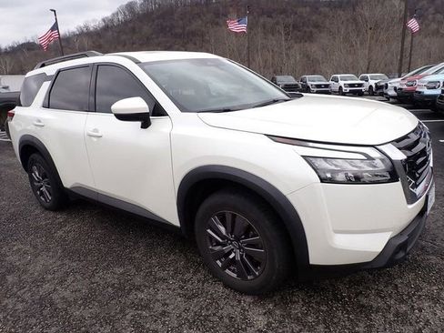 Used 2023 Nissan Pathfinder SV w/ SV Premium Package image 7