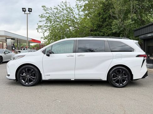Used 2021 Toyota Sienna XSE w/ XSE Plus Package FWD image 9