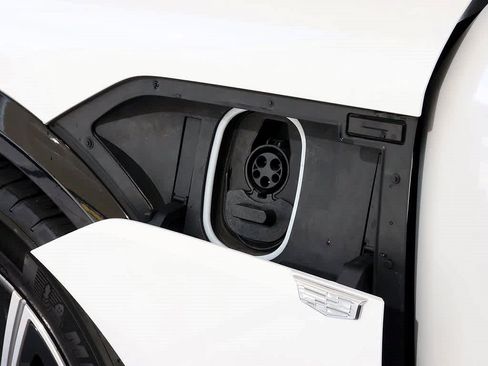 Used 2024 Cadillac Lyriq Luxury w/ LPO, Floor Liner Package AWD/4WD image 10