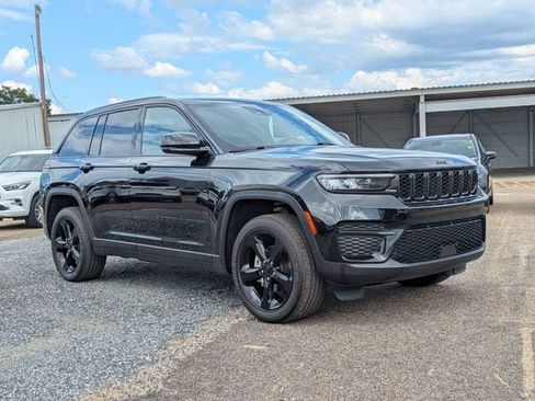 Used 2025 Jeep Grand Cherokee Altitude AWD/4WD image 2