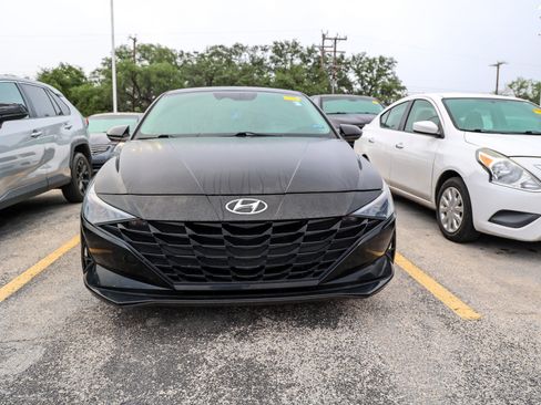 Used 2023 Hyundai Elantra Blue FWD image 4