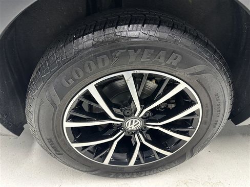 Used 2021 Volkswagen Tiguan SE w/ Panoramic Sunroof Package image 14