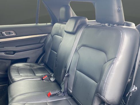 Used 2019 Ford Explorer XLT w/ Equipment Group 202A AWD/4WD image 21