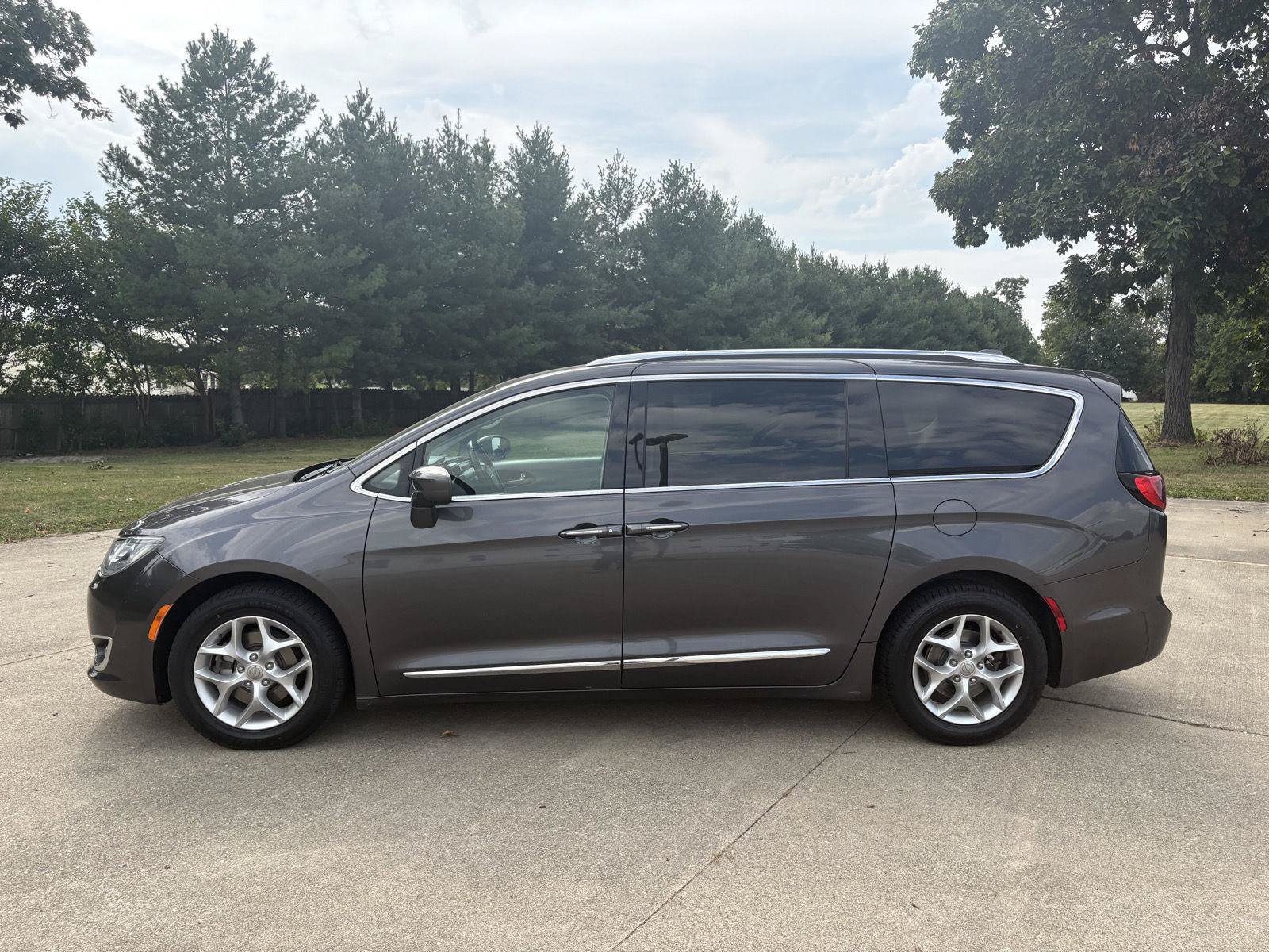 Used 2018 Chrysler Pacifica Touring-L w/ Tire & Wheel Group FWD image 23