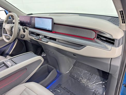 Used 2024 Kia EV9 Land image 15
