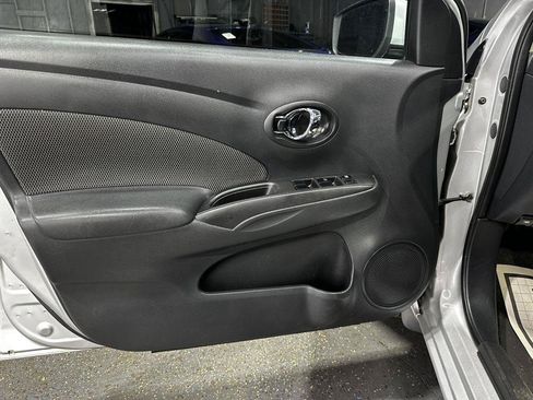 Used 2016 Nissan Versa SV FWD image 9