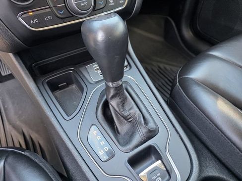 Used 2019 Jeep Cherokee Latitude Plus w/ Comfort/Convenience Group FWD image 29