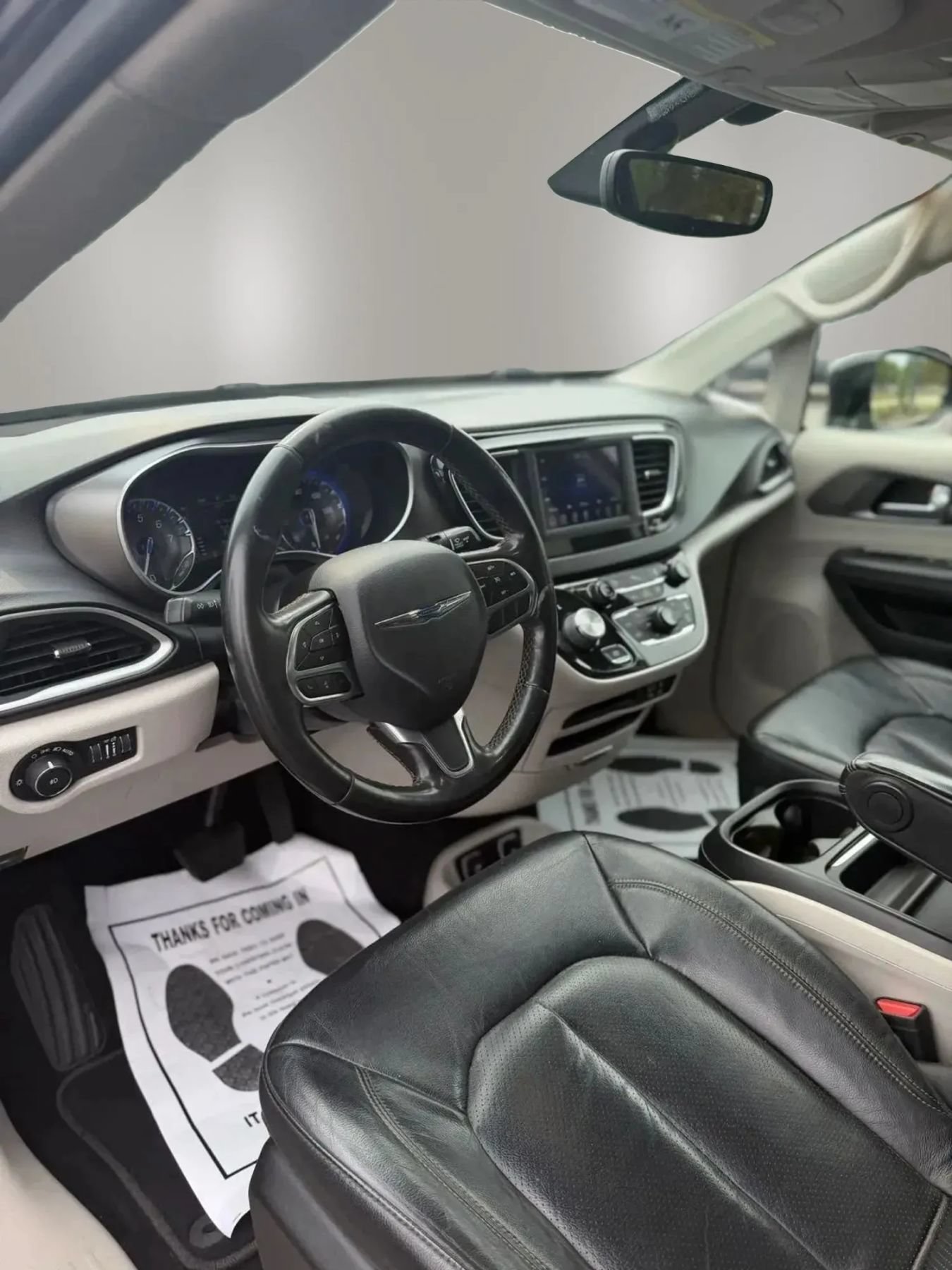 Used 2020 Chrysler Pacifica Touring-L FWD image 10