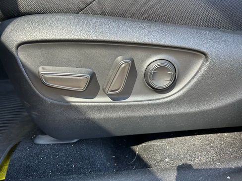 Used 2024 Toyota Venza LE image 16