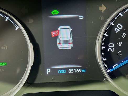 Used 2022 Toyota RAV4 XLE Premium image 19