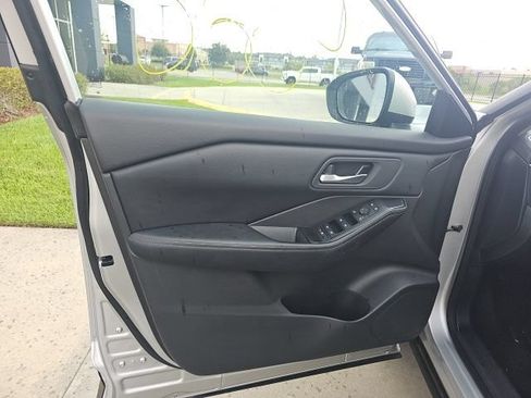 Used 2025 Nissan Rogue SV FWD image 11