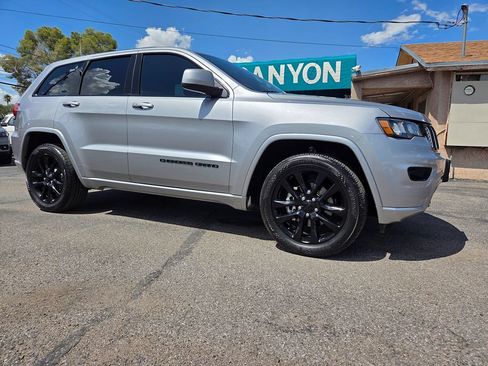 Used 2018 Jeep Grand Cherokee Altitude RWD image 3