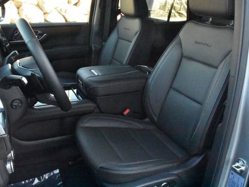 Used 2025 GMC Yukon Denali w/ Sun & Power Step Package image 29