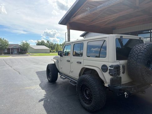 Used 2022 Jeep Wrangler Unlimited Rubicon w/ Cold Weather Group AWD/4WD image 25