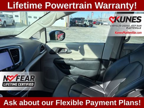 Used 2023 Chrysler Pacifica Touring-L image 28