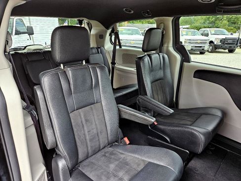 Used 2019 Dodge Grand Caravan SXT image 27