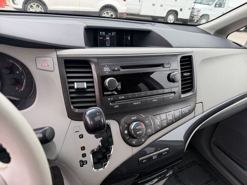 Used 2013 Toyota Sienna SE FWD image 18