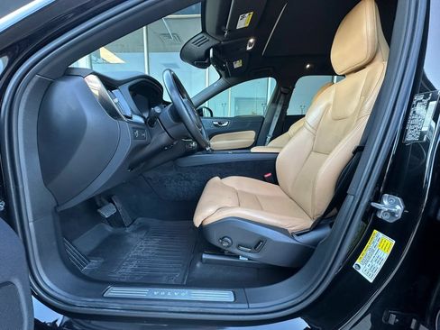 Used 2019 Volvo XC60 T5 Momentum w/ Multimedia Package FWD image 11