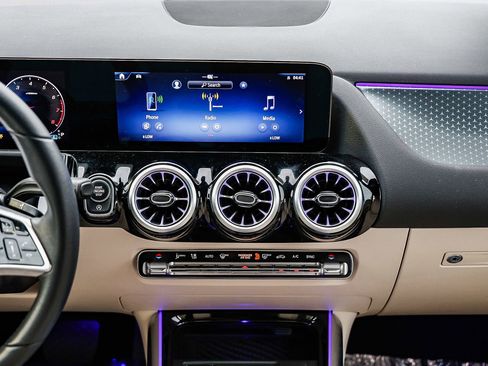 Used 2025 Mercedes-Benz GLA 250 4MATIC image 11