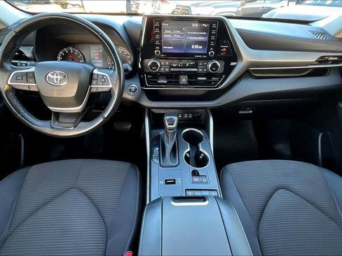 Used 2022 Toyota Highlander LE FWD image 15