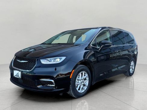 Used 2024 Chrysler Pacifica Touring-L image 6