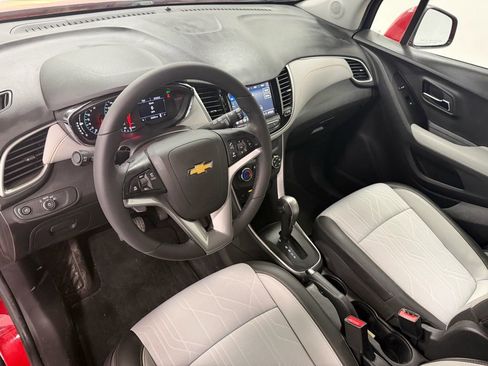 Used 2020 Chevrolet Trax LT w/ LT Convenience Package image 12