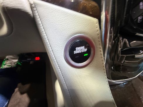 Used 2016 Cadillac Escalade Luxury AWD/4WD image 30