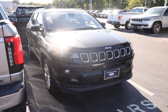 Used 2025 Jeep Compass Latitude w/ Sun & Sound Group AWD/4WD image 3