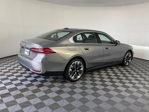 Used 2027 BMW 530i w/ Premium Package RWD image 9