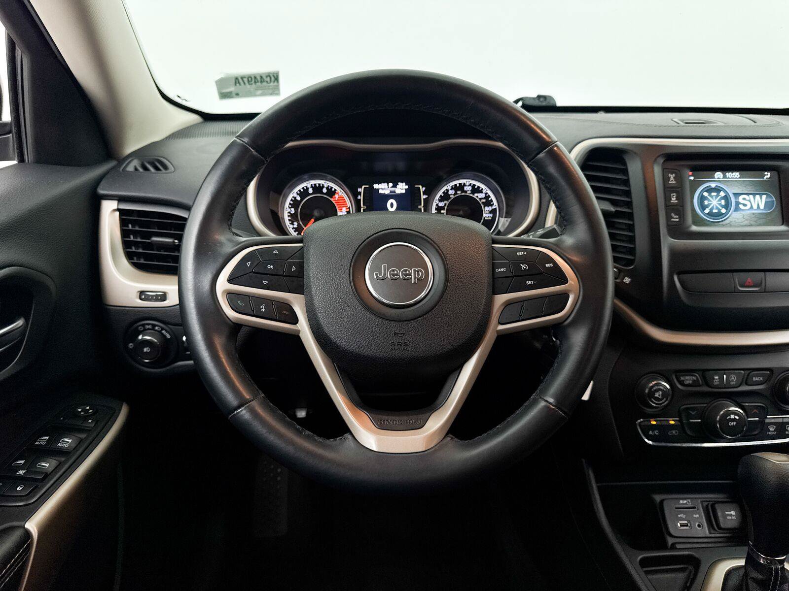 Used 2017 Jeep Cherokee Latitude FWD image 3