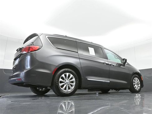 Used 2017 Chrysler Pacifica Touring-L FWD image 33