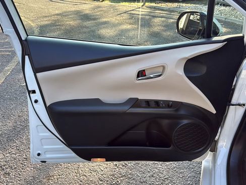 Used 2020 Toyota Prius XLE AWD/4WD image 13