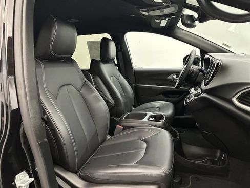 Used 2025 Chrysler Pacifica Select FWD image 29