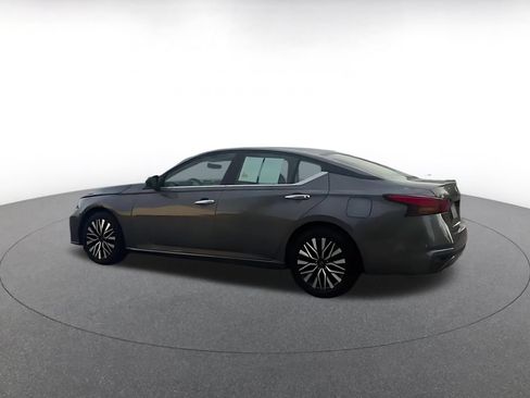 Used 2025 Nissan Altima 2.5 SV FWD image 15