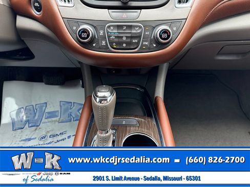 Used 2018 Chevrolet Malibu Premier w/ Premier Sun and Wheel Package FWD image 35