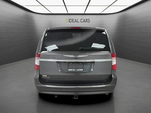 Used 2016 Chrysler Town & Country Touring FWD image 6