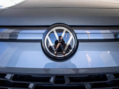 Certified 2025 Volkswagen Tiguan SE image 9