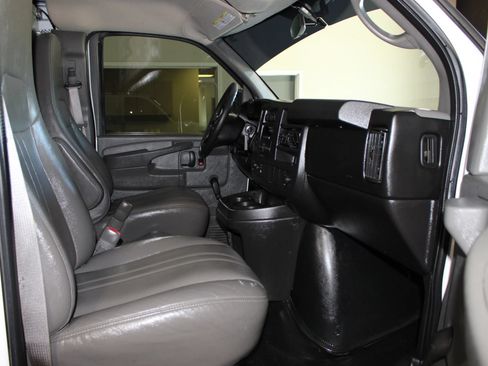 Used 2011 Chevrolet Express 2500 RWD image 18