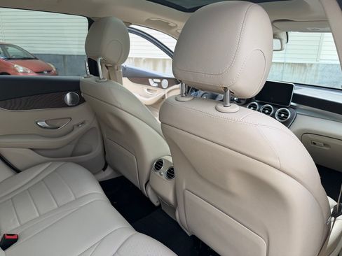 Used 2019 Mercedes-Benz GLC 300 4MATIC image 19