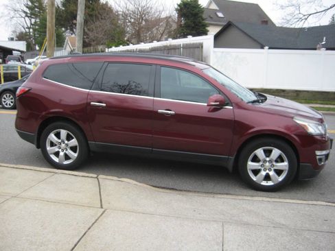 Used 2016 Chevrolet Traverse LT w/ Style and Technology Package image 4