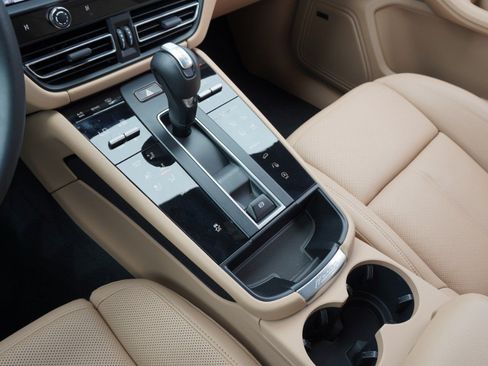 Used 2025 Porsche Macan AWD/4WD image 20