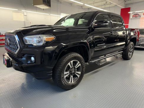 Used 2018 Toyota Tacoma TRD Sport image 1