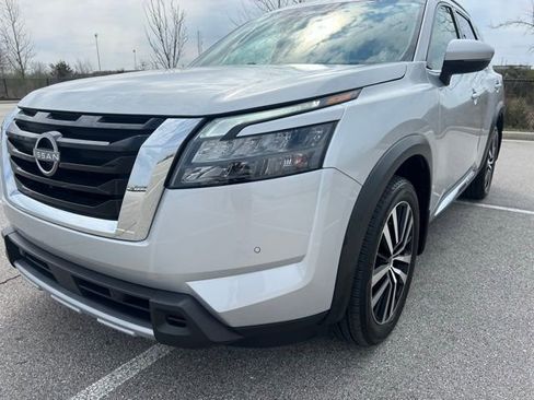 Used 2025 Nissan Pathfinder Platinum image 4
