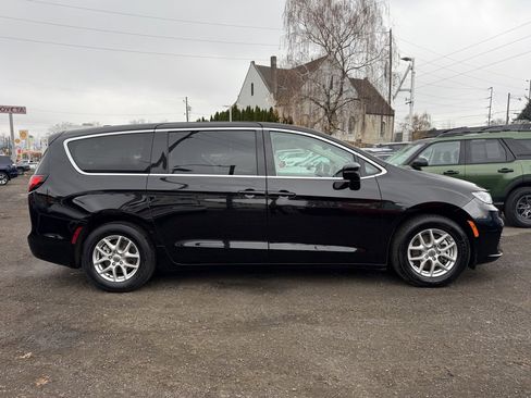 Used 2024 Chrysler Pacifica Touring-L image 19