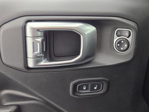 Used 2018 Jeep Wrangler Unlimited Sport S image 23