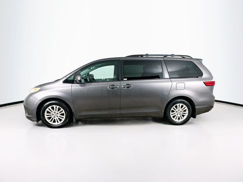 Used 2017 Toyota Sienna XLE Premium FWD image 4