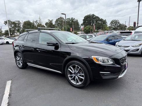 Used 2018 Volvo V60 T5 Cross Country w/ Convenience Package image 9