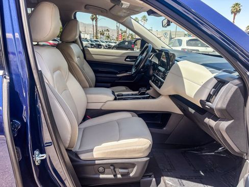 Used 2025 Nissan Pathfinder SL image 19