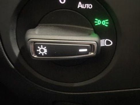 Used 2022 Volkswagen Tiguan SE AWD/4WD image 16