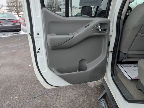 Used 2018 Nissan Frontier SV image 18